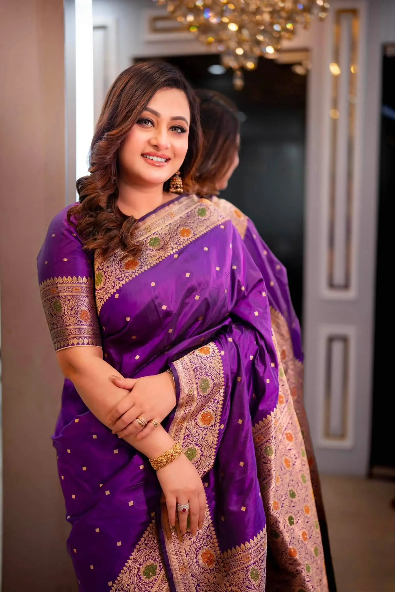 বেগুনি শাড়ির রাজকীয় সাজে মায়াবী পূর্ণিমা