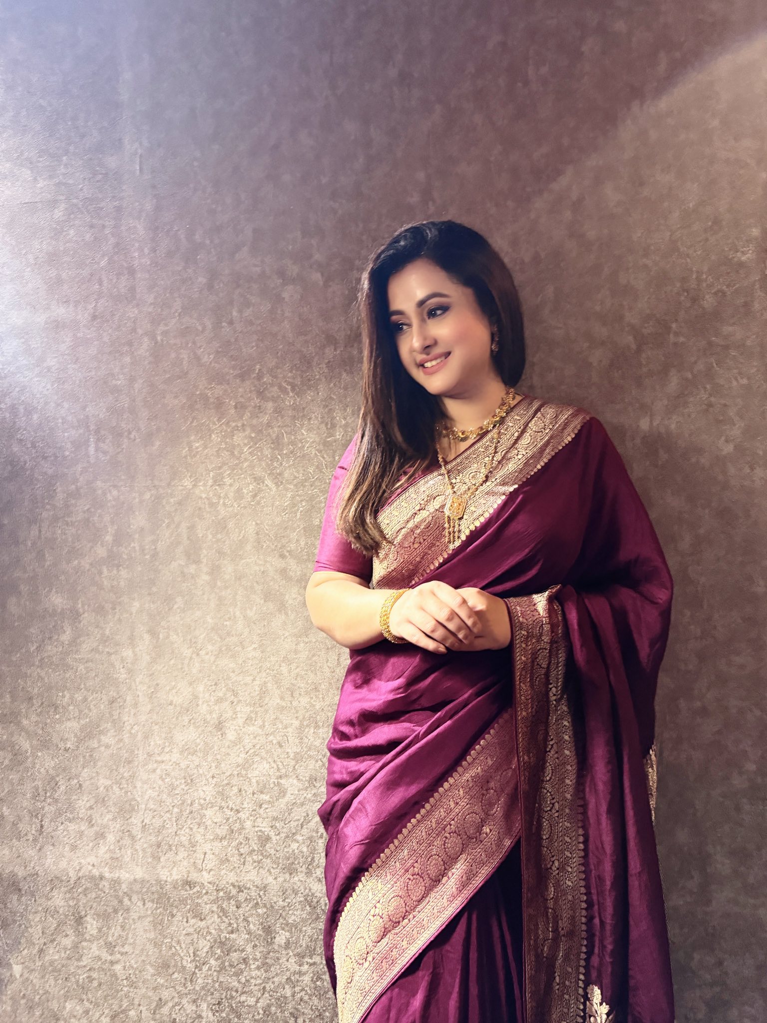 মেরুন শাড়িতে মোহময়ী পূর্ণিমা