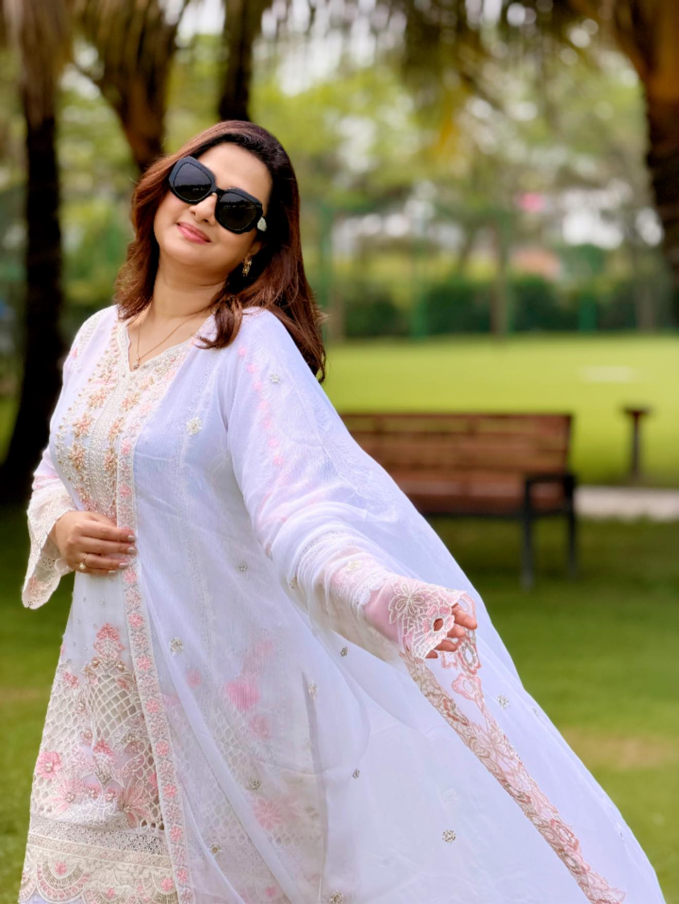 সাদায় মুগ্ধতা ছড়াচ্ছেন পূর্ণিমা