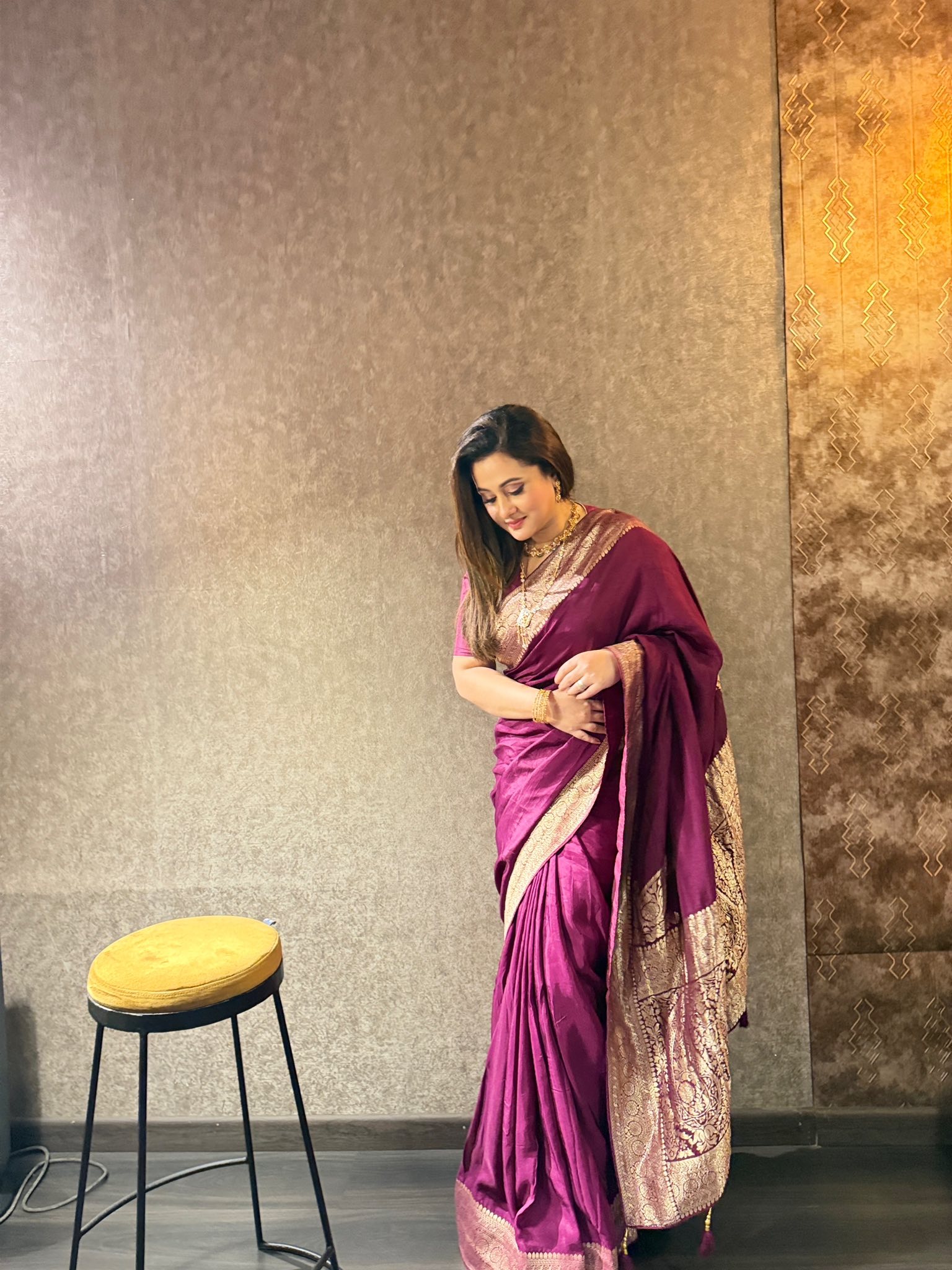 মেরুন শাড়িতে মোহময়ী পূর্ণিমা