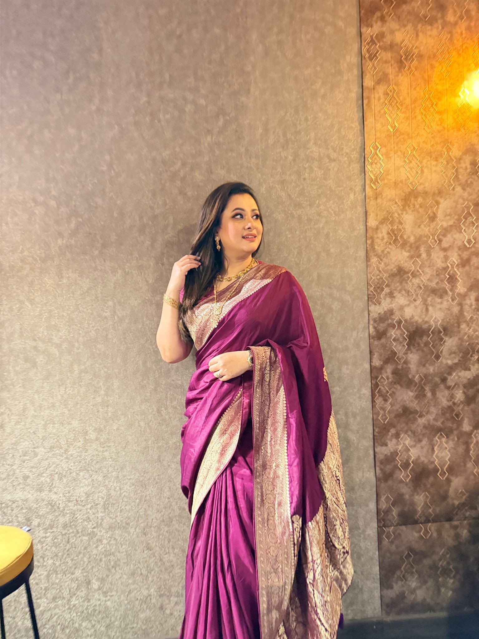 মেরুন শাড়িতে মোহময়ী পূর্ণিমা