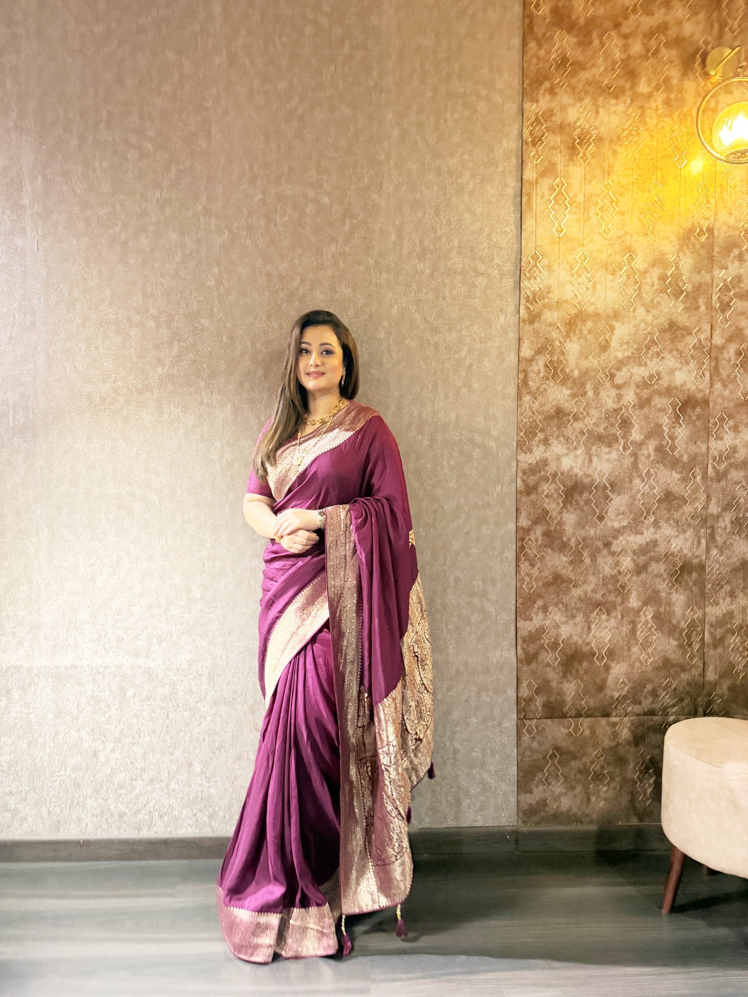 মেরুন শাড়িতে মোহময়ী পূর্ণিমা