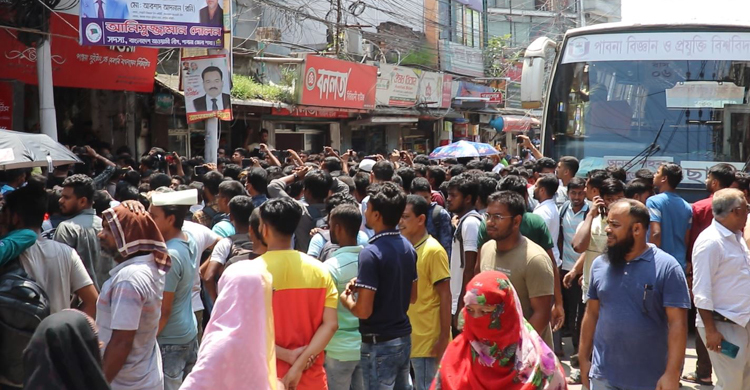 বাসচালককে জরিমানার প্রতিবাদে পাবিপ্রবি শিক্ষার্থীদের সড়ক অবরোধ