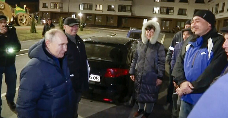 এবার ইউক্রেনে দখলকৃত মারিউপোল সফর করলেন পুতিন