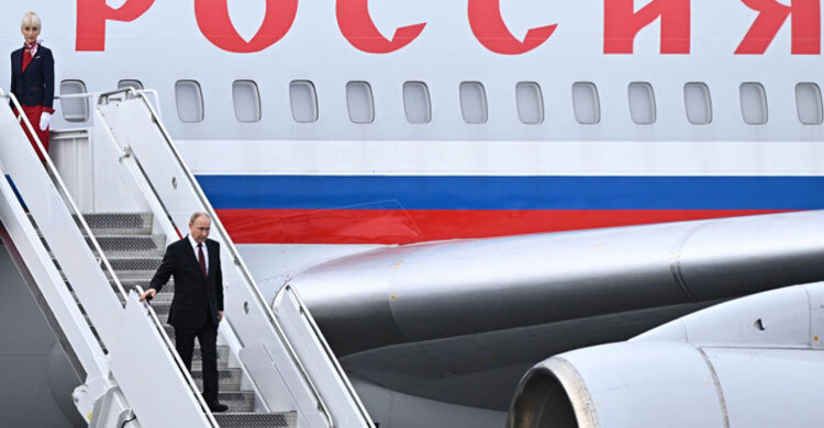 আলাস্কায় প্লেনের জ্বালানি নিতে নগদ ৩ কোটি টাকা গুনতে হয় পুতিনকে