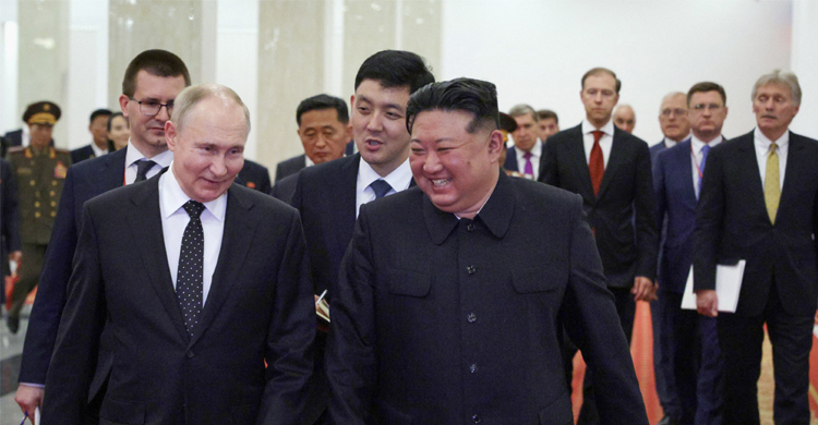 ট্রাম্পের সঙ্গে বৈঠকের আগে পুতিন ও কিমের ফোনালাপ