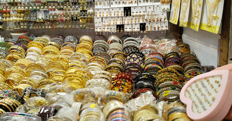 জমে উঠেছে পূজার কেনাকাটা