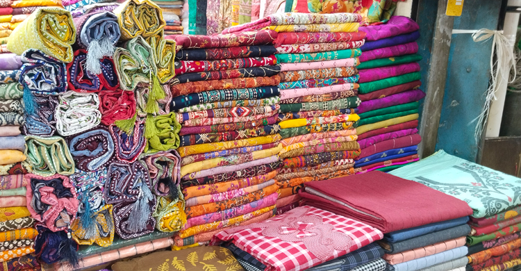 জমে উঠেছে পূজার কেনাকাটা