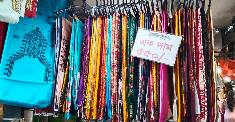 জমে উঠেছে পূজার কেনাকাটা