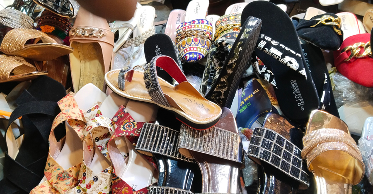 জমে উঠেছে পূজার কেনাকাটা