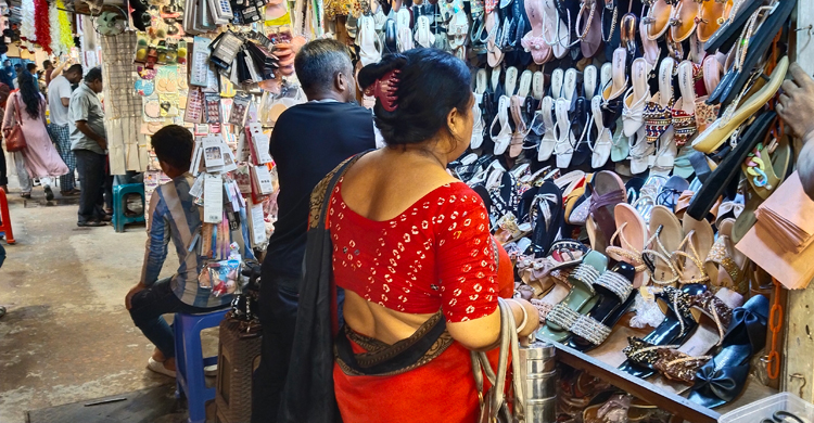 জমে উঠেছে পূজার কেনাকাটা