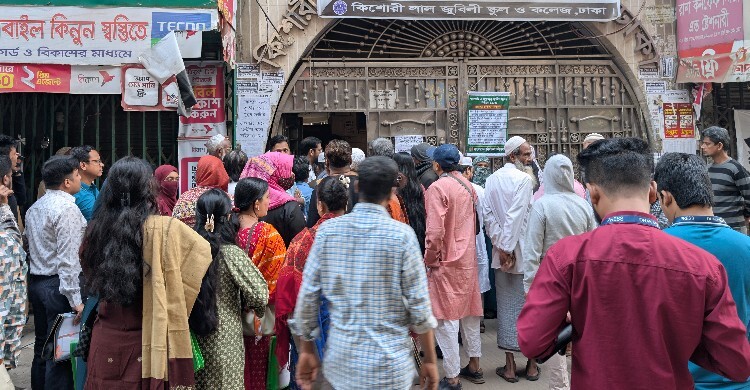 সাড়ে সাতটার পরেও কেন্দ্রে প্রবেশ করেছেন এজেন্টরা