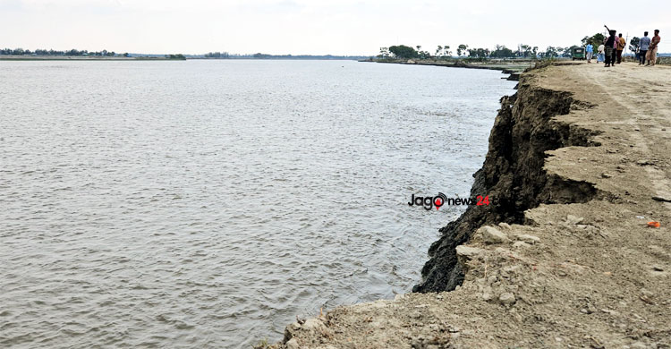 নদীগর্ভে যাচ্ছে বাঁধ, মৎস্যচাষে বিপর্যয়ের শঙ্কা