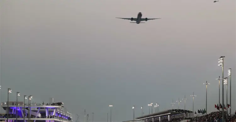 সীমিত ফ্লাইট চলাচলে আকাশসীমা আংশিকভাবে খুলে দিচ্ছে কাতার