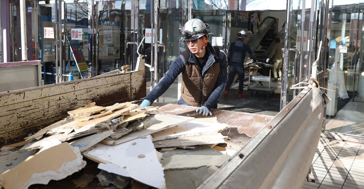 30 injured as Japan quake damages roads, cuts power