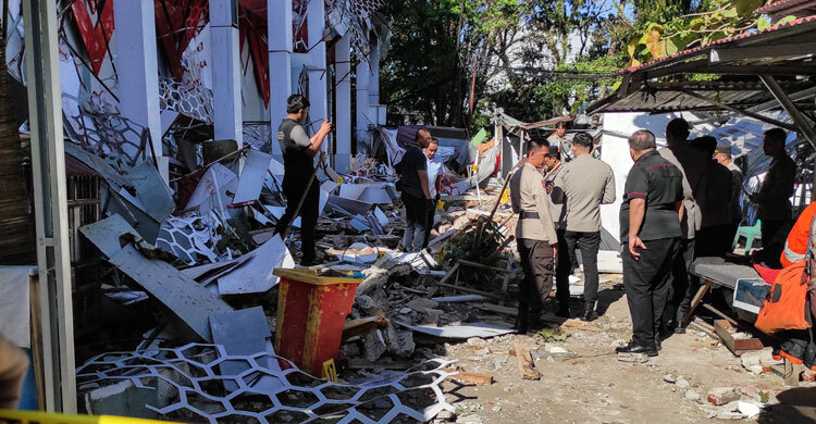 One killed as 7.4-magnitude quake hits off Indonesia