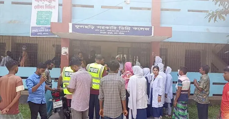ভুল প্রশ্নপত্রে এইচএসসি পরীক্ষা, শিক্ষার্থী-অভিভাবকদের ক্ষোভ