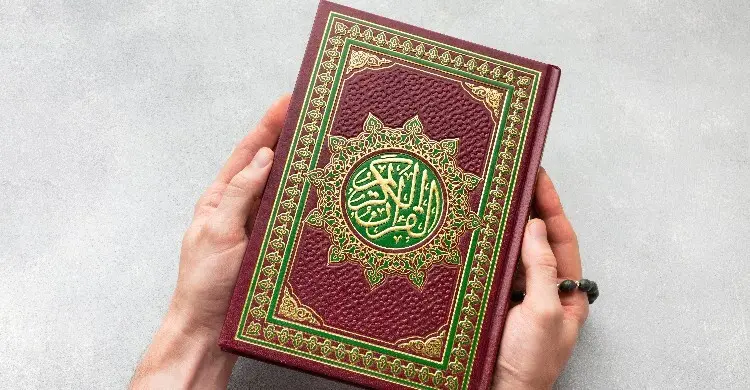 কোরআন হাত থেকে পড়ে গেলে করণীয় কী?
