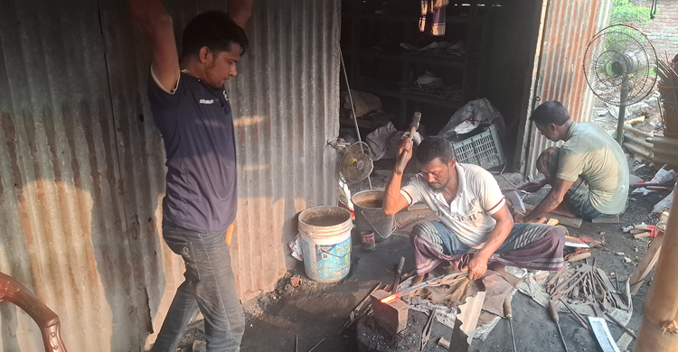 শেষ সময়ে দম ফেলার ফুরসত নেই কামারপাড়ায়