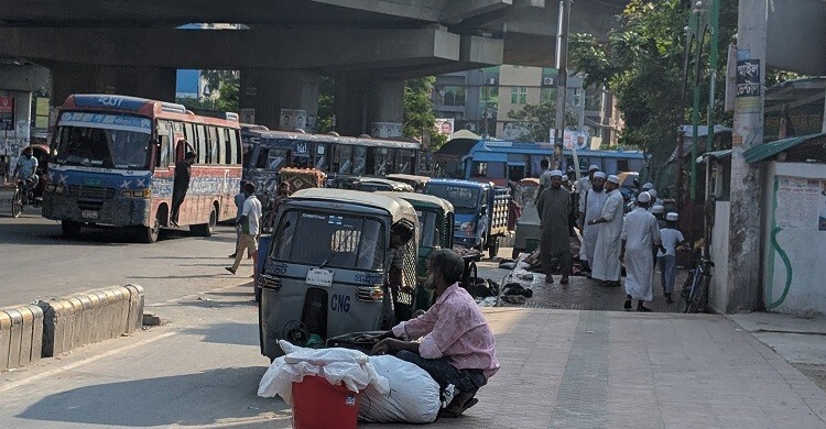 কোরবানির মাংস সংগ্রহ করে বাড়ির পথে নিম্নআয়ের মানুষ 
