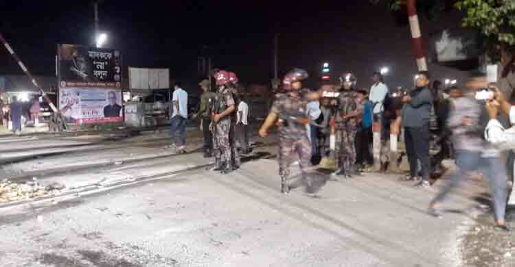 ঈশ্বরদীতে ককটেল বিস্ফোরণ-রেললাইনে আগুন-ভাঙচুর