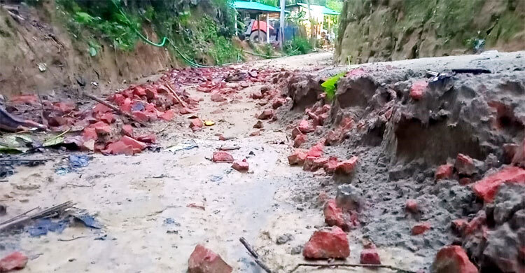 নির্মাণ শেষ হওয়ার আগেই বৃষ্টিতে ভেসে গেলো সড়কের ম্যাকাডম