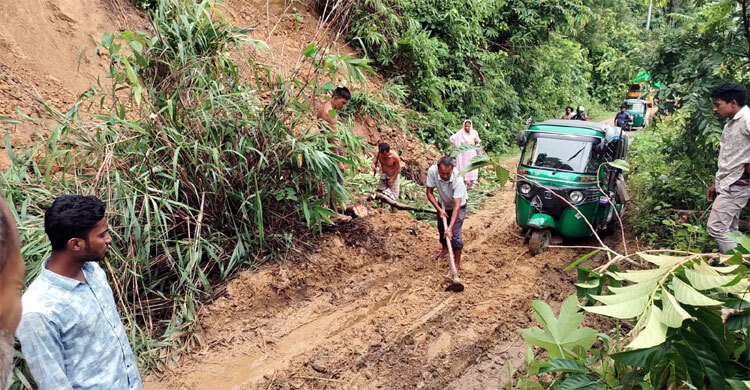 বাঘাইছড়ি-দিঘীনালা সড়কে পাহাড়ধস, ৫ ঘণ্টা পর যান চলাচল স্বাভাবিক