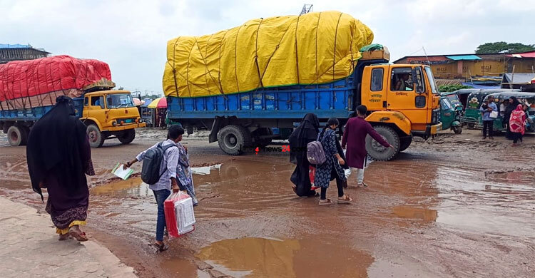 বেহাল মহাসড়কে পরিবহন ব্যবসায় ধস, যাত্রী বেড়েছে ট্রেনে
