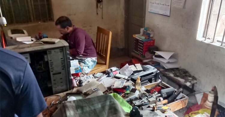 বাইরে চিঠির বাক্স, ভেতরে চলে মোবাইল সার্ভিসিং