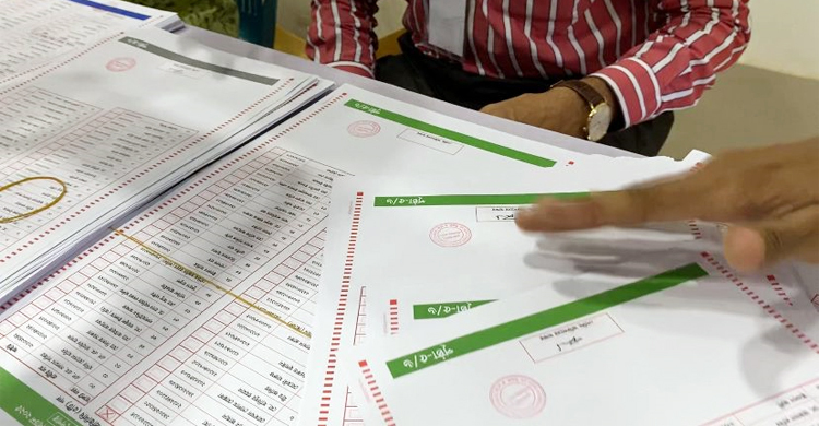 ভোটার আসার আগে শতাধিক ব্যালটে স্বাক্ষর, কারচুপির অভিযোগ