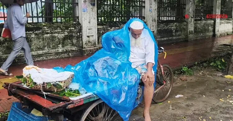 বৃষ্টিতে কষ্ট বেড়েছে নিম্নআয়ের মানুষের