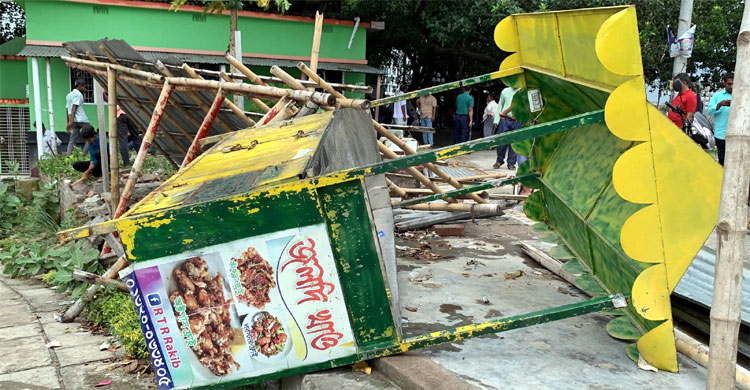 রাজশাহীর পদ্মা নদীর বাঁধ থেকে অবৈধ স্থাপনা উচ্ছেদ