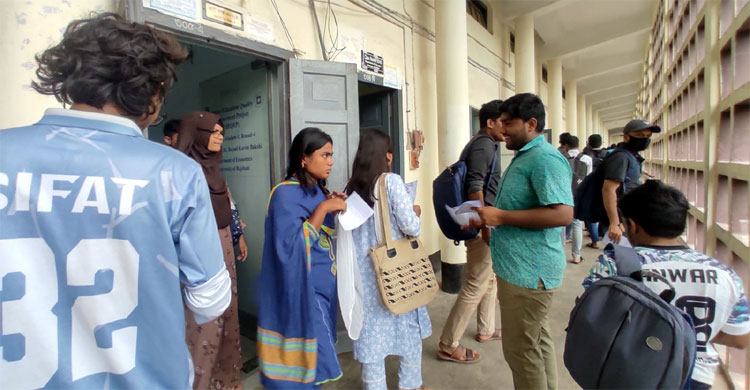 রাকসুর তফসিল ঘোষণার দাবিতে লিফলেট বিতরণ