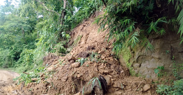 বাঘাইছড়ি-দিঘীনালা সড়কে পাহাড়ধস, ৫ ঘণ্টা পর যান চলাচল স্বাভাবিক