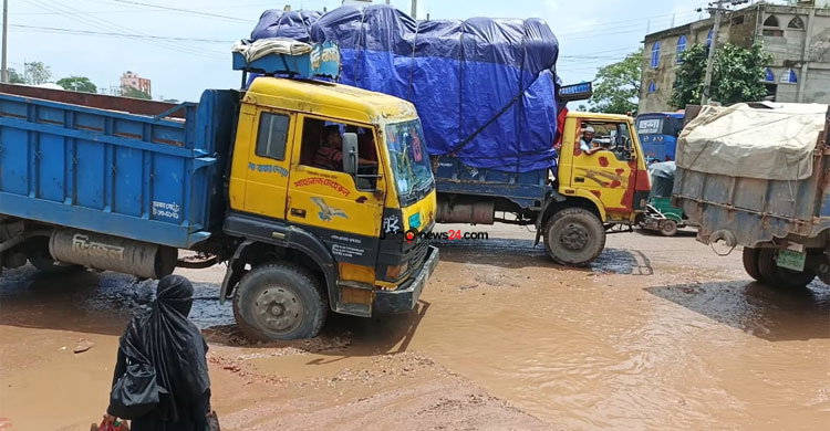 বেহাল মহাসড়কে পরিবহন ব্যবসায় ধস, যাত্রী বেড়েছে ট্রেনে