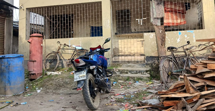 বাইরে চিঠির বাক্স, ভেতরে চলে মোবাইল সার্ভিসিং