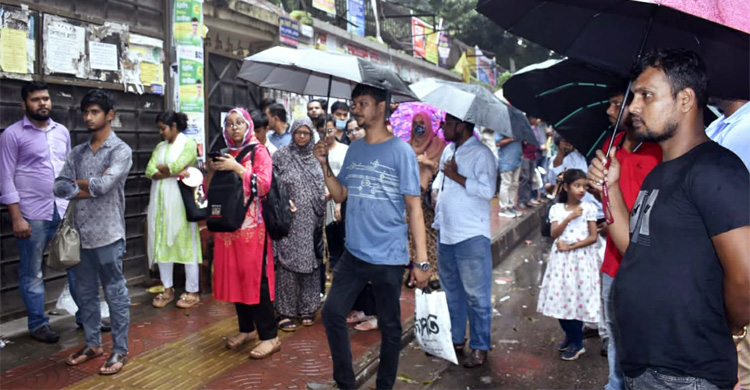 ঢাকায় থেমে থেমে বৃষ্টি, দুর্ভোগে পরীক্ষার্থী-শ্রমজীবী মানুষ
