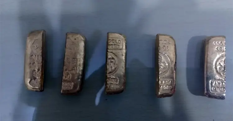 রাজশাহীতে ৫৫ লাখ টাকার সোনার বারসহ যুবক গ্রেফতার