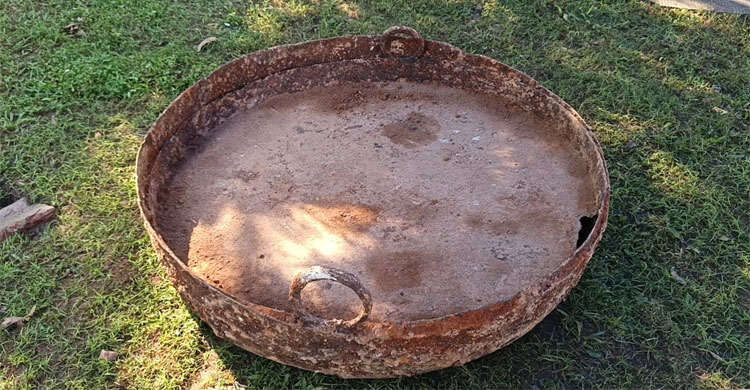 রাজবাড়ী পরিষ্কারের সময় মিললো বিশাল আকৃতির লোহার কড়াই