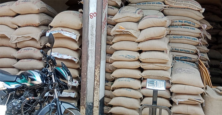 দিনাজপুরে কেজিতে ৮-১০ টাকা কমেছে চালের দাম