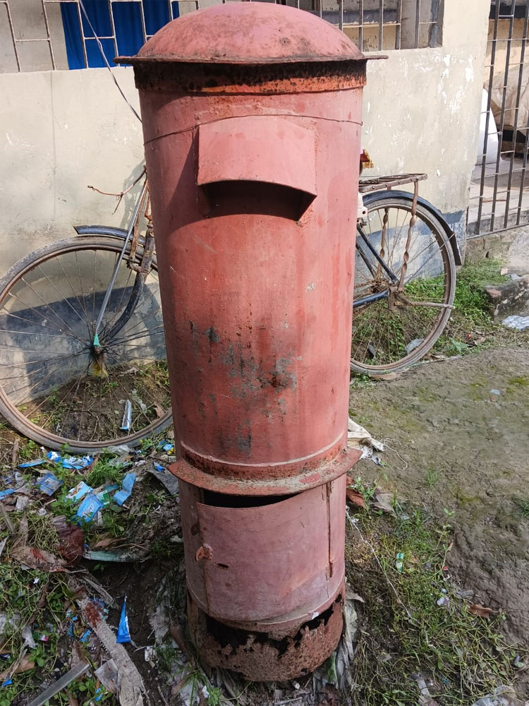 বাইরে চিঠির বাক্স, ভেতরে চলে মোবাইল সার্ভিসিং