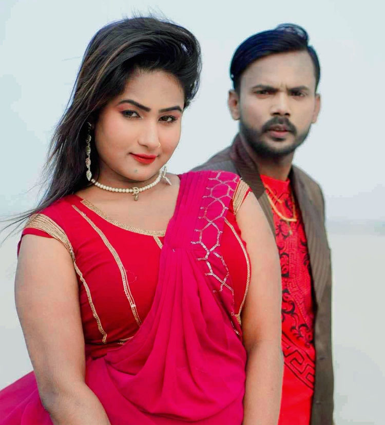 ম্যাক্স অভিকে নিয়ে লাইভে আসবেন হিরো আলমের স্ত্রী