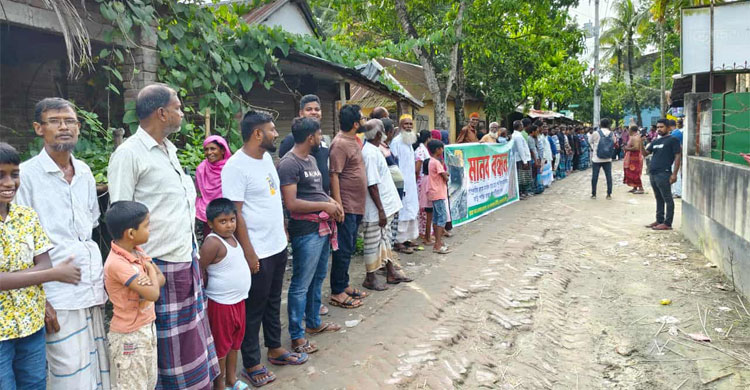 ‘রাস্তা এত খারাপ যে, ভ্যানের ওপরই ডেলিভারি হয়ে যায়’
