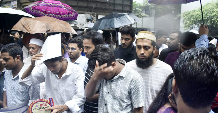 ঢাকায় থেমে থেমে বৃষ্টি, দুর্ভোগে পরীক্ষার্থী-শ্রমজীবী মানুষ