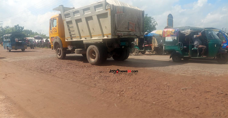 কুষ্টিয়া-ঝিনাইদহ জাতীয় মহাসড়ক এখন ‘হেরিংবন’!