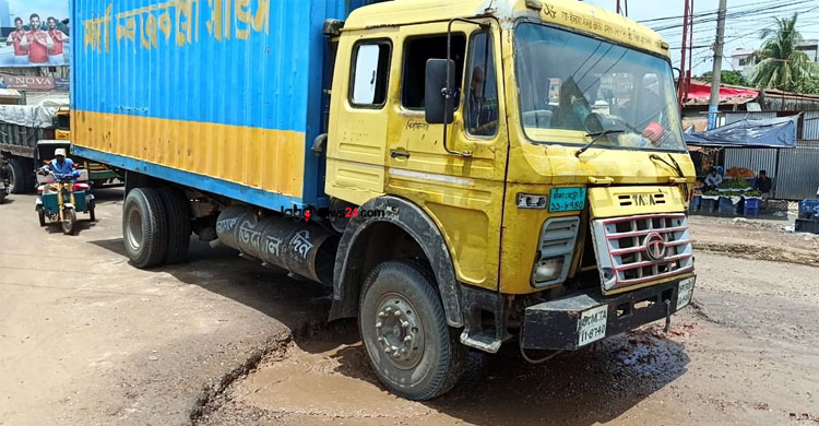 বেহাল মহাসড়কে পরিবহন ব্যবসায় ধস, যাত্রী বেড়েছে ট্রেনে