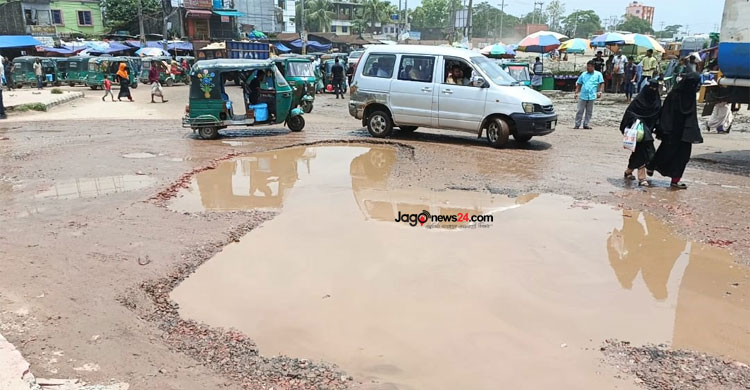 বেহাল মহাসড়কে পরিবহন ব্যবসায় ধস, যাত্রী বেড়েছে ট্রেনে
