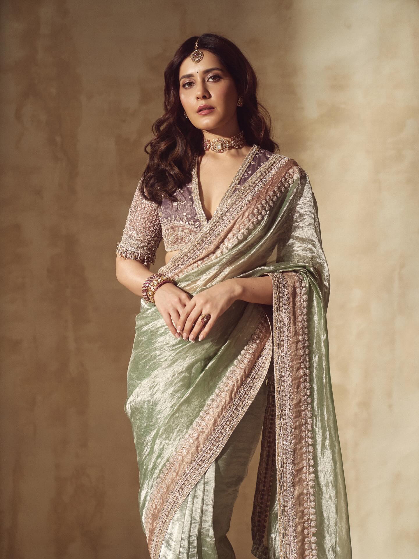 শাড়ির সাজে রাশি খান্নার মুগ্ধতা ছড়ানো লুক