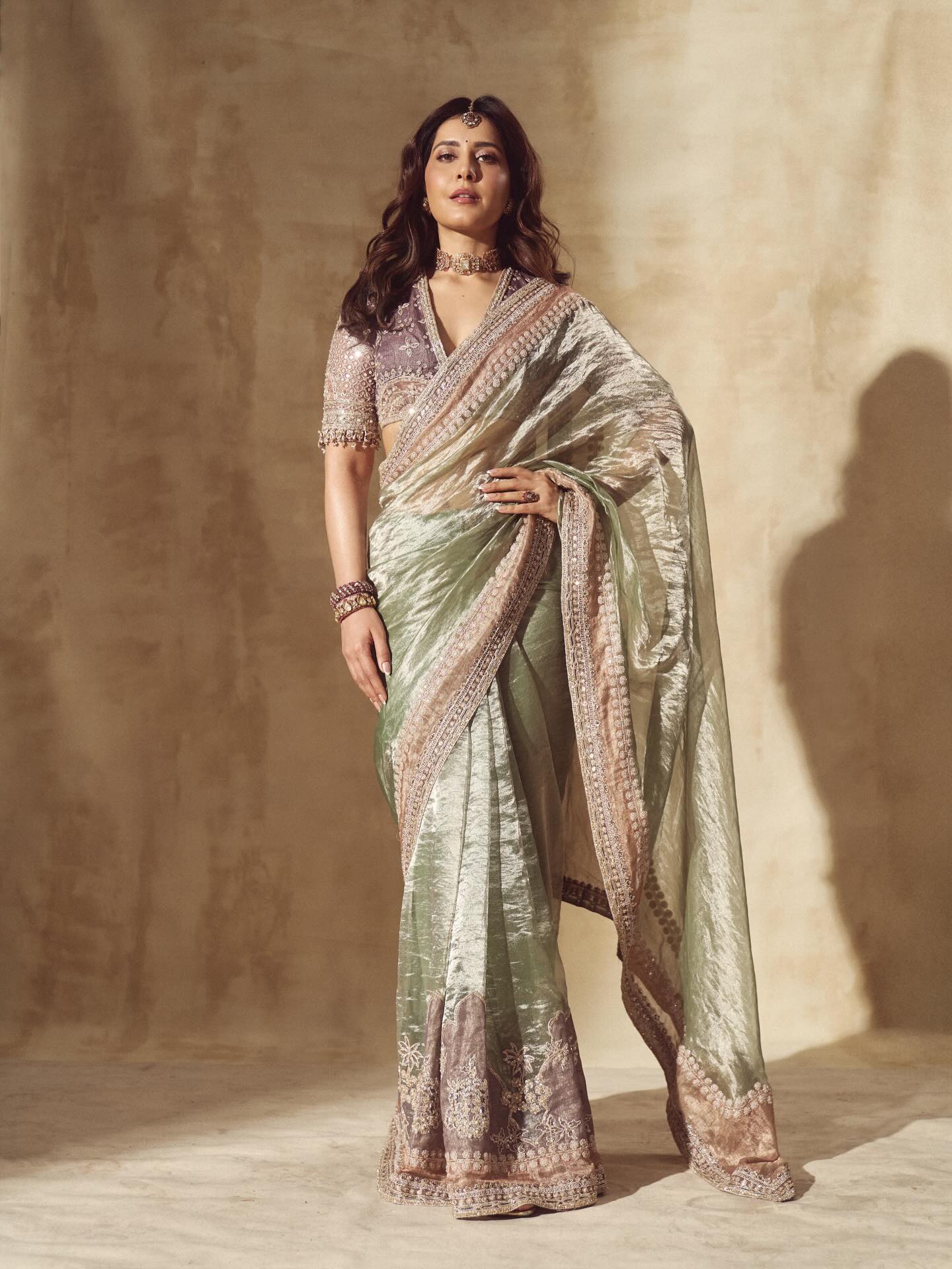 শাড়ির সাজে রাশি খান্নার মুগ্ধতা ছড়ানো লুক