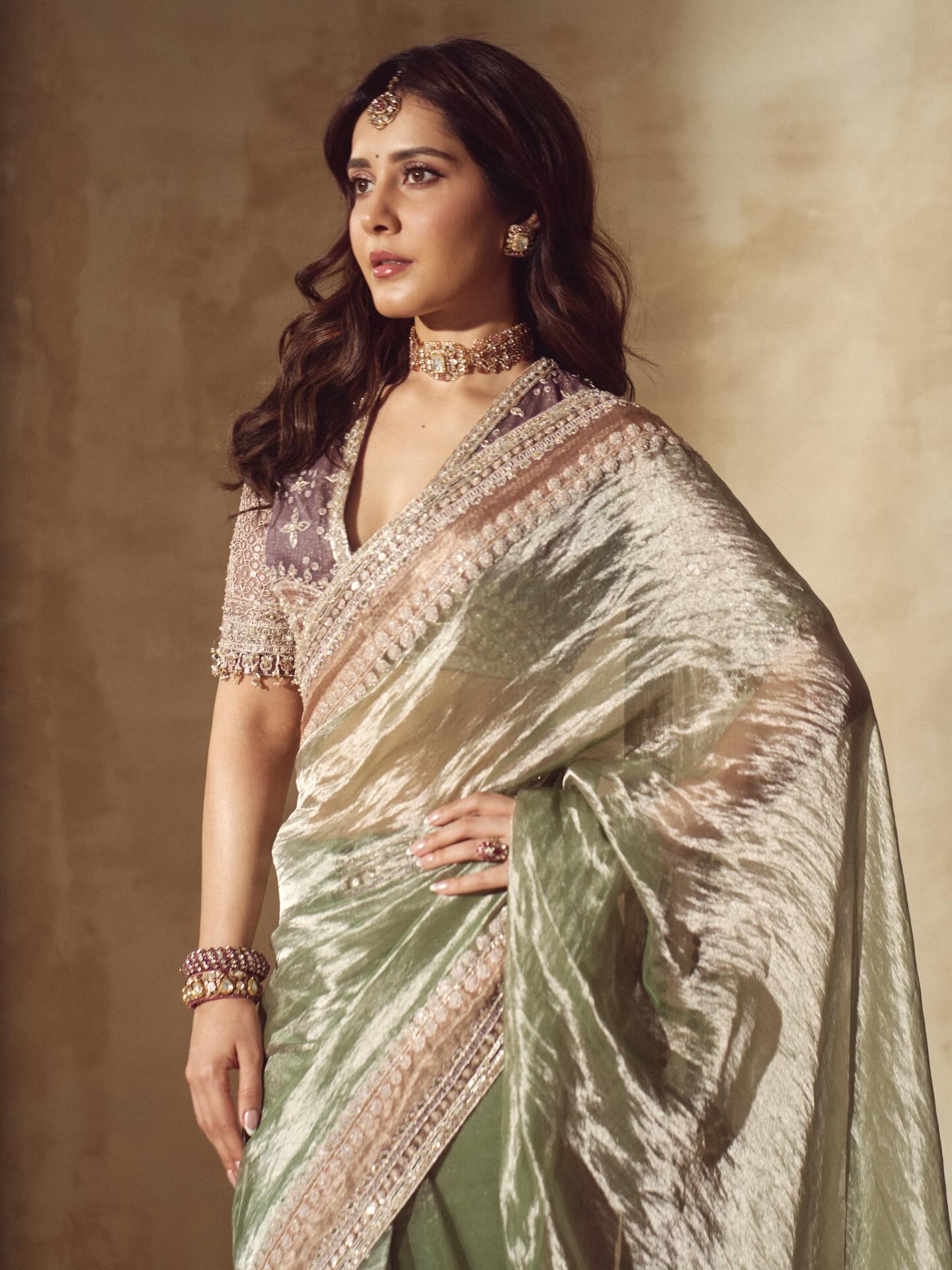 শাড়ির সাজে রাশি খান্নার মুগ্ধতা ছড়ানো লুক